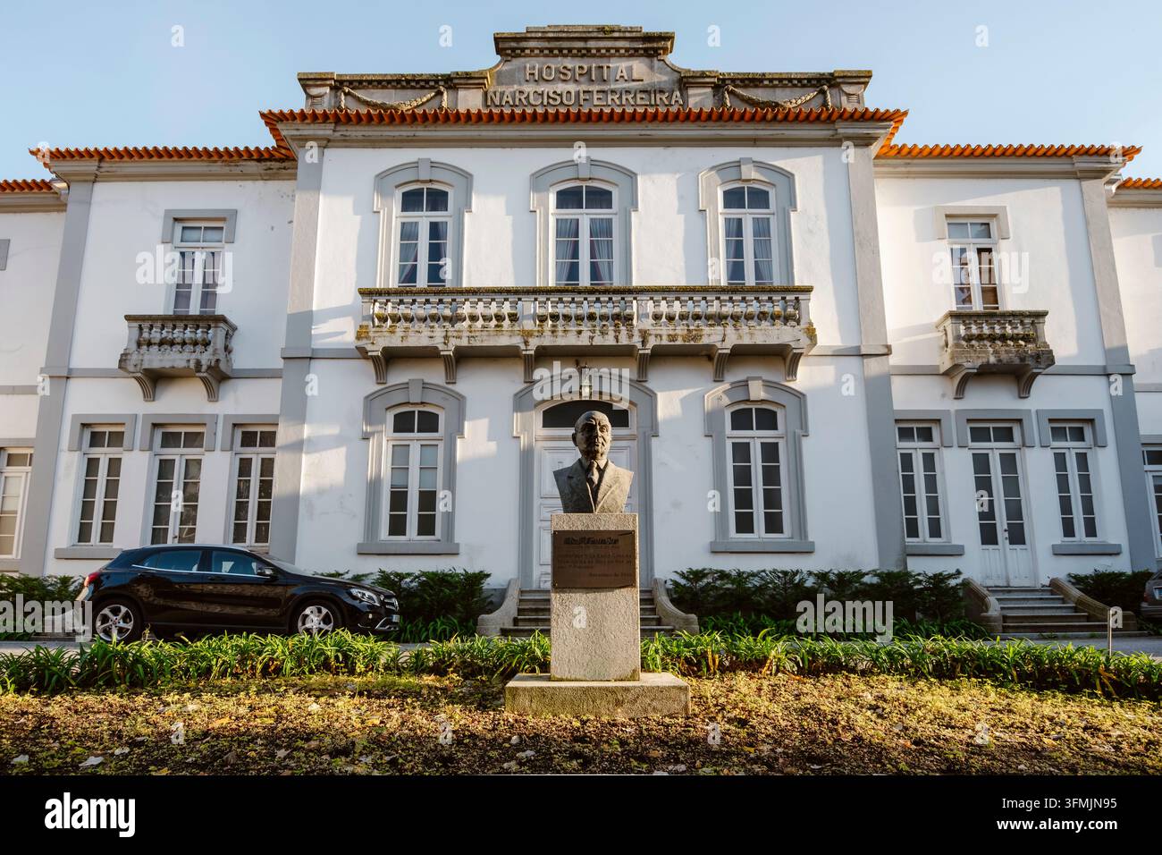 Riba de Ave, Portogallo - 18 novembre 2025: Edificio dell'ospedale Narciso Ferreira con una statua di Raul Ferreira davanti, Portogallo Foto Stock