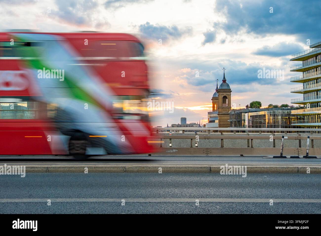 Regno Unito, Londra, bus sul London Bridge Foto Stock