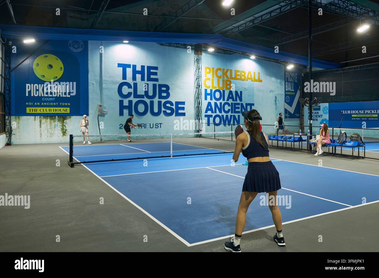Vietnam, provincia di Quang Nam, Hoi An, centro storico, inserito nel Patrimonio Mondiale dell'UNESCO, giocatori di pickleball Foto Stock