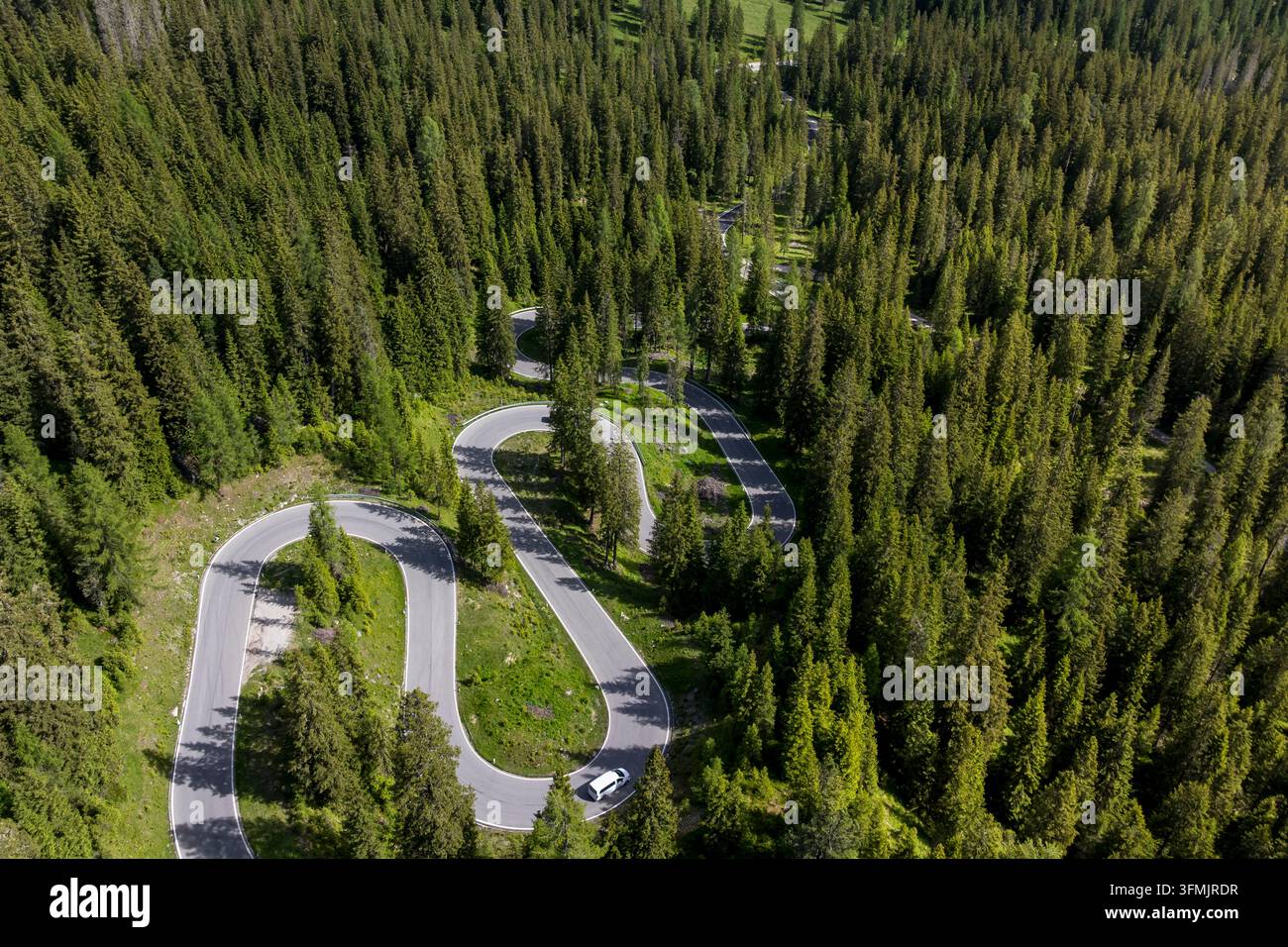 Italia, Veneto, provincia di Belluno, Cortina d'Ampezzo, auto sulla strada tortuosa del Passo Giau (vista aerea) Foto Stock