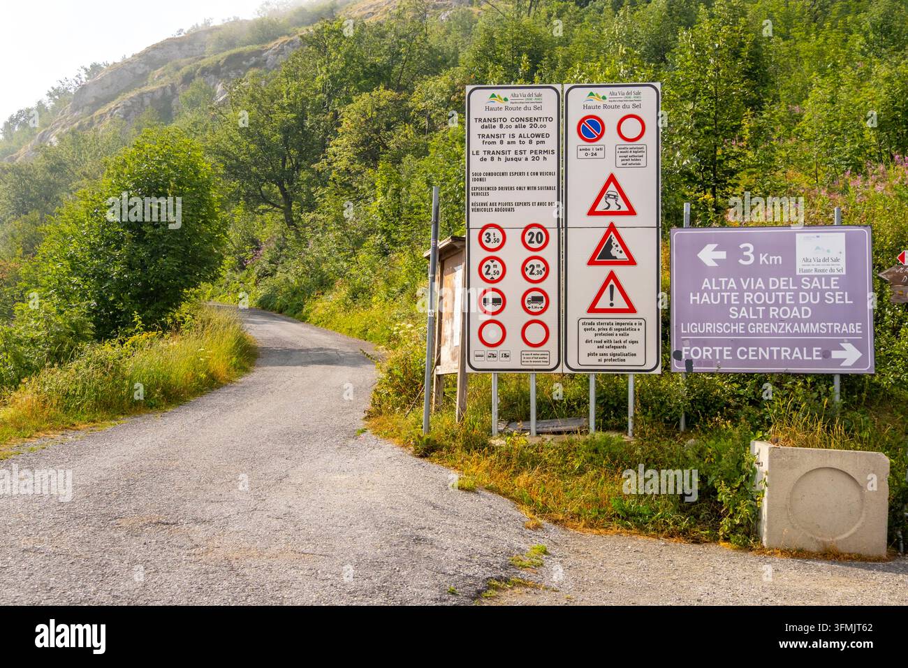 Francia, Alpes Maritimes, Col de Tende, ingresso all'Alta via del Sal, strada montana tra Italia e Francia Foto Stock