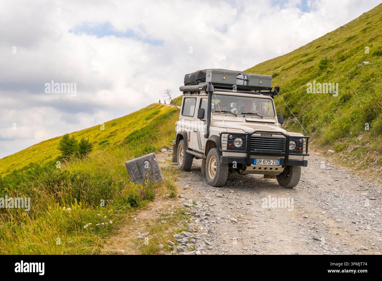 Francia, Alpes Maritimes, Col de Tende, Alta via del Sal, pista di montagna tra Italia e Francia, veicolo fuoristrada, 4x4 Foto Stock