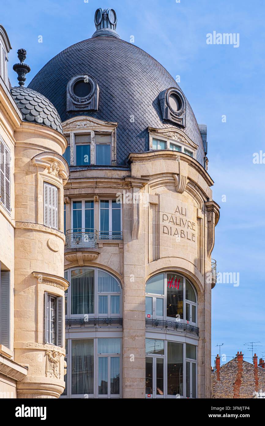 Francia, Côte d'Or, Digione, centro storico inserito nel patrimonio mondiale dell'UNESCO, via Liberty, ex grande magazzino Au Pauvre Diable in stile Art-Déco (1924) Foto Stock