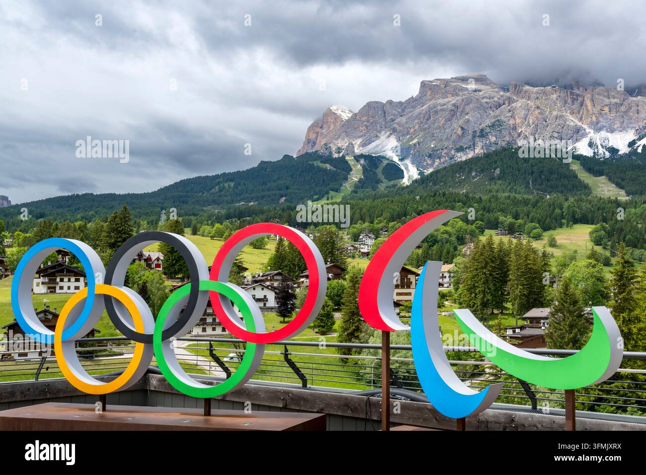 Italia, Veneto, provincia di Belluno, Cortina d'Ampezzo, anelli olimpici dei Giochi Olimpici Invernali del 2026 Foto Stock