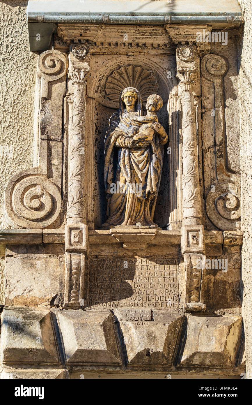 Francia, Haute-Marne, Chaumont, statua della Vergine e del Bambino (secolo XVII) su un prospetto nel centro storico Foto Stock