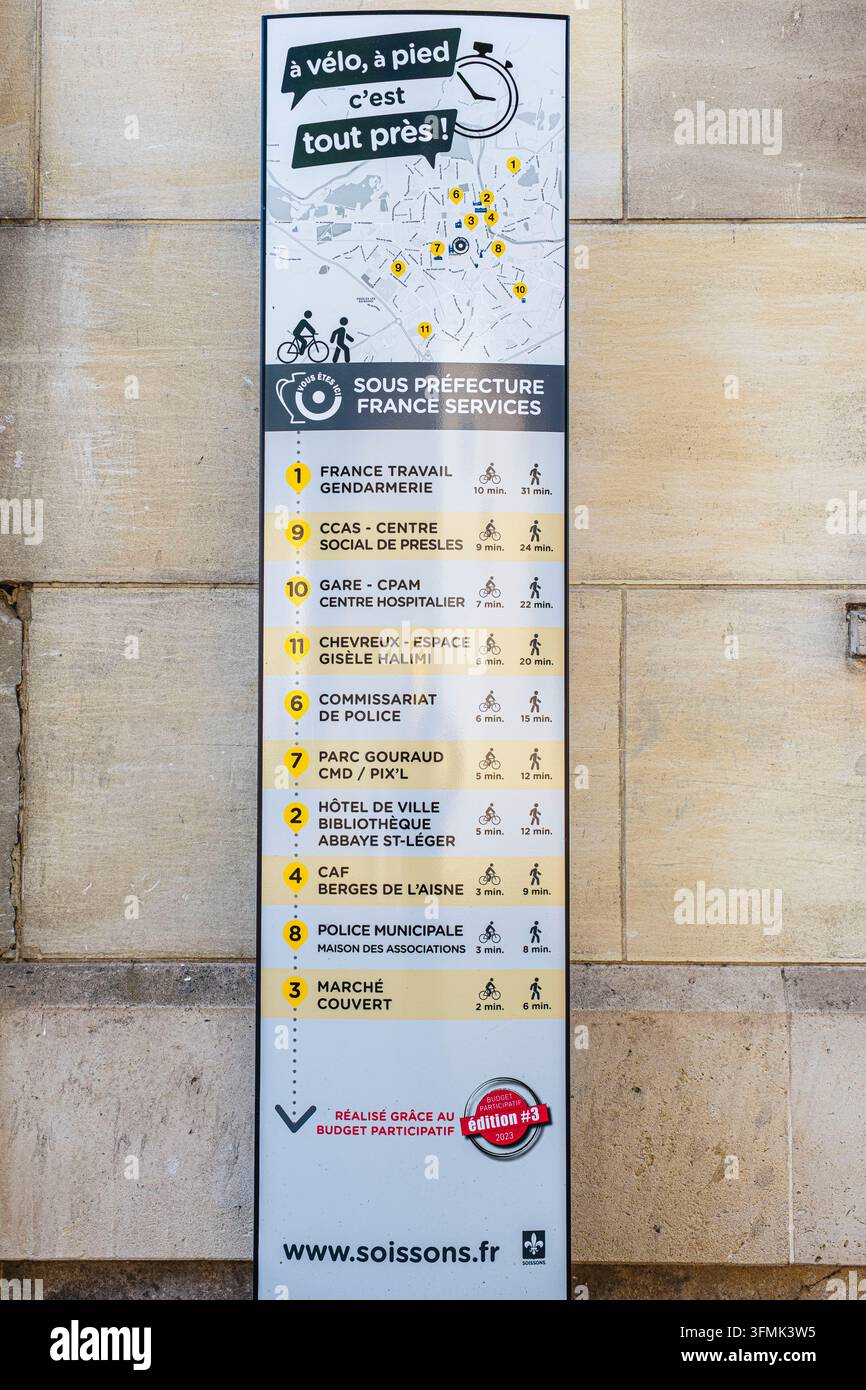 Francia, Aisne, Soissons, cartello che mostra le distanze che possono essere percorse a piedi o in bicicletta installato in tutta la città per incoraggiare le persone a non usare le loro auto Foto Stock