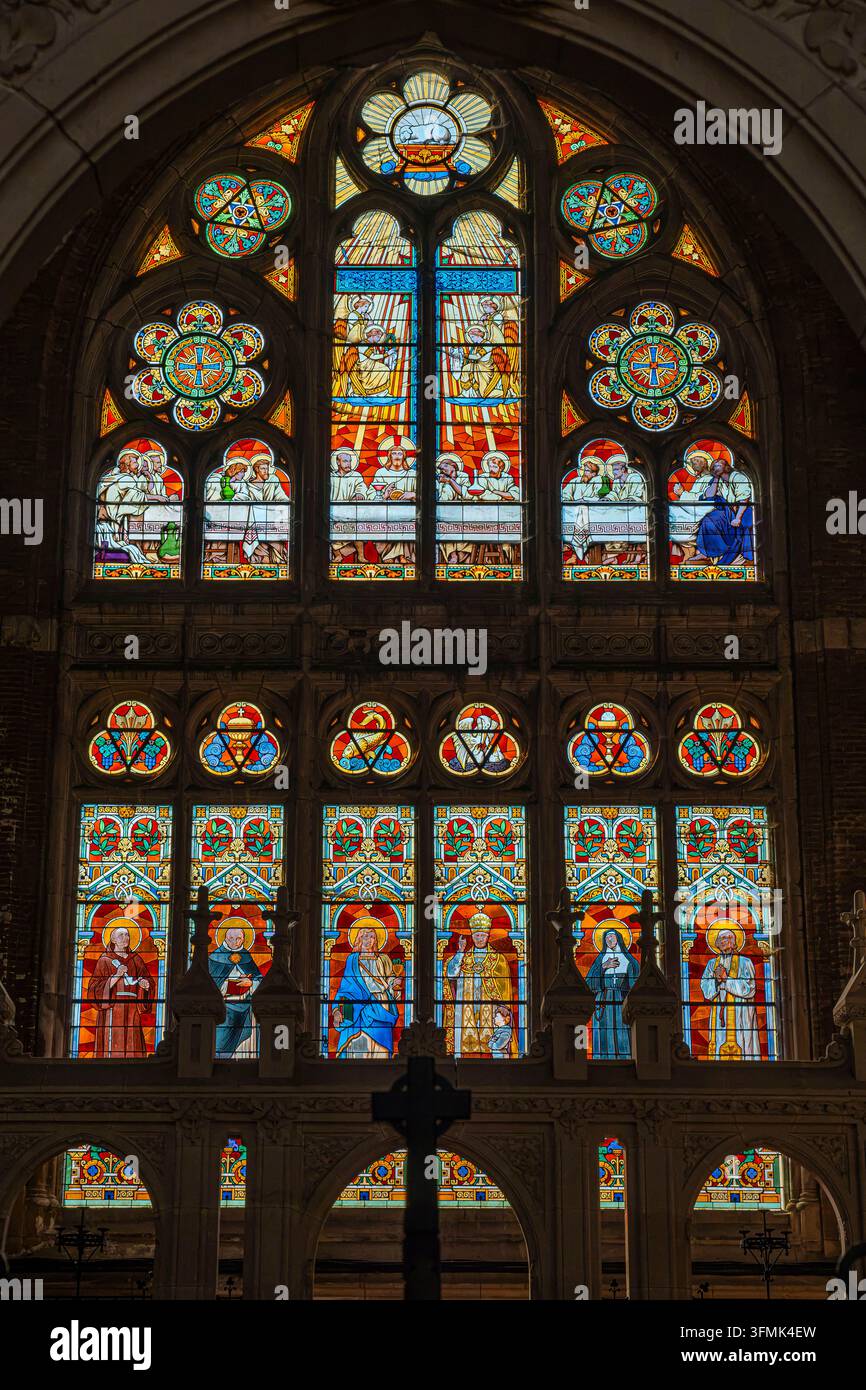 Francia, Pas-de-Calais, Bethune, chiesa di Saint-Vaast in stile neogotico regionalista (neo-flamenco) costruita nel 1547 e ricostruita dopo la Prima Guerra Mondiale, vetrata raffigurante lo Spirito Santo Foto Stock