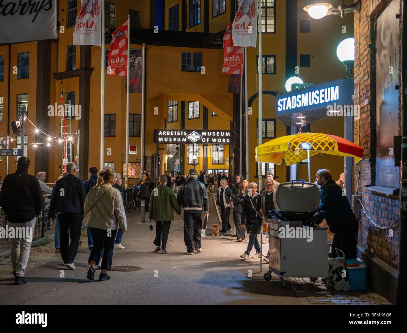 Le persone passeggiano per le strade di Norrköping, Svezia, durante la notte della cultura, un evento annuale che si svolge l'ultimo sabato di settembre. Foto Stock
