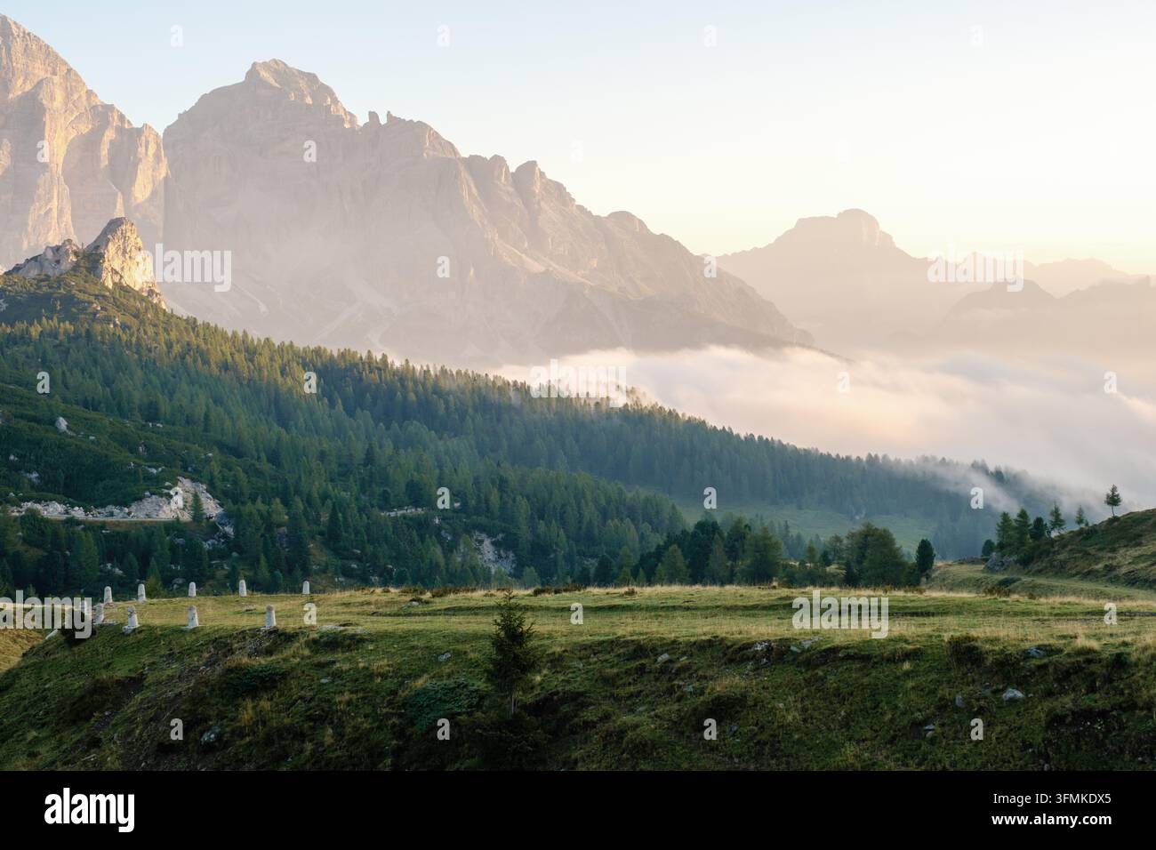 Assisti al sorgere mozzafiato al Passo Giau, Dolomiti, Italia. Foto Stock