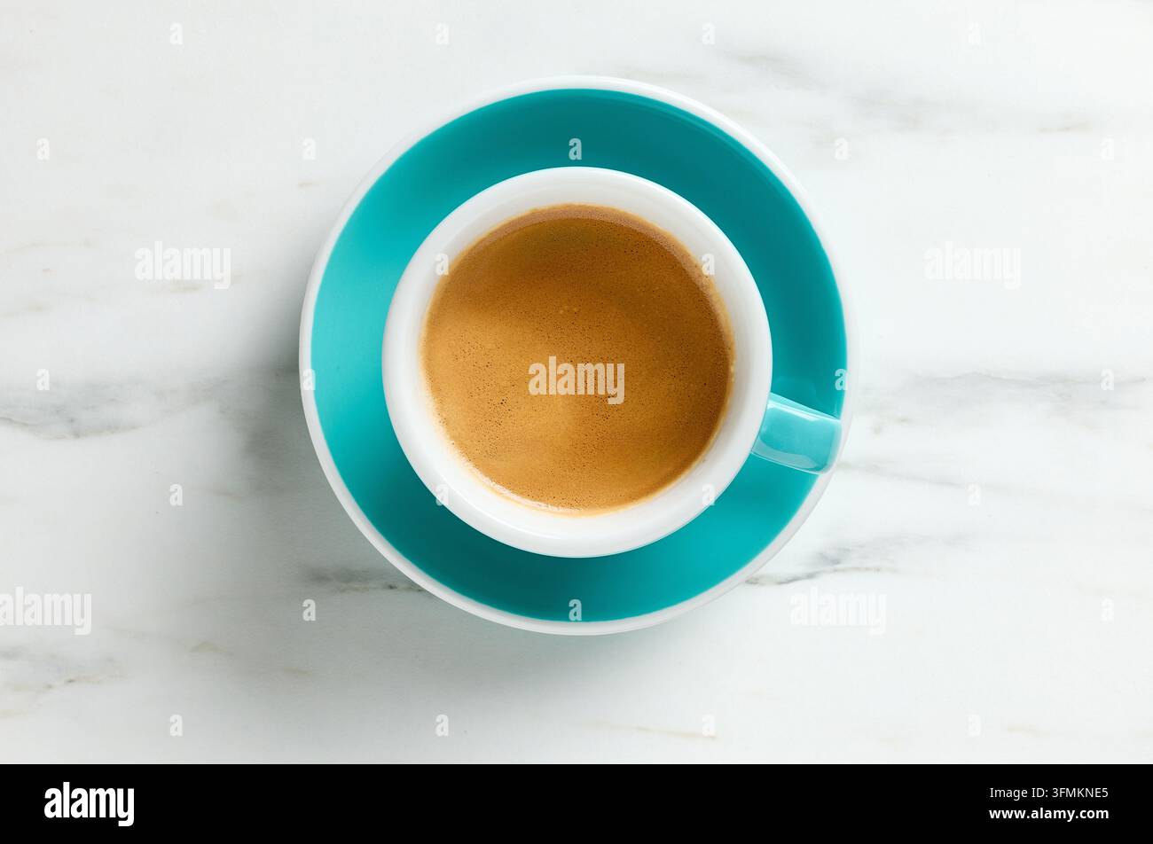 tazza blu di caffè espresso su sfondo tavolo da cucina in marmo bianco, vista dall'alto Foto Stock