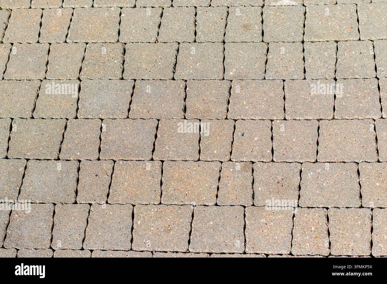 Piastrella di pavimentazione in cemento grigio come sfondo di texture su un marciapiede Foto Stock