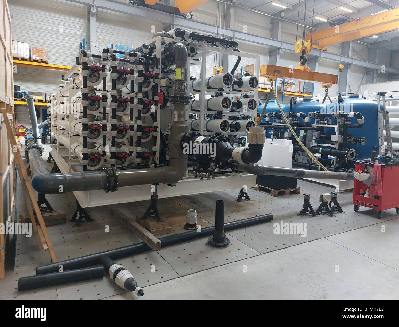 ©PHOTOPQR/LE TELEGRAMME/Stéphane Jézéquel ;  ; 24/09/2026 ; CAUDAN (56). Il 24/09/2026. I più grandi osmosiatori prodotti da SLCE Watermakers, a Caudan (56), vicino a Lorient, raggiungono le navi da crociera o le isole alle prese con difficoltà di approvvigionamento di acqua potabile. La competenza dell'azienda fondata nel 1989 è conosciuta in tutto il mondo. Crediti fotografici: Le Télégramme/Stéphane Jézéquel  Caudan, Francia, 24 settembre 2026 I più grandi sistemi di osmosi inversa prodotti da SLCE Watermakers a Caudan (56), vicino a Lorient, vengono installati su navi da crociera o su isole che affrontano problemi di approvvigionamento di acqua potabile Foto Stock