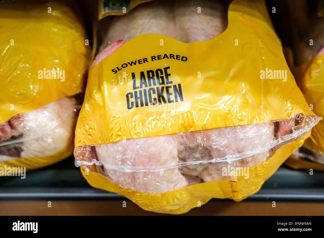 Londra, Regno Unito, 29 settembre 2026, Primo piano di un pollo intero crudo, allevato lentamente, su uno scaffale del supermercato Foto Stock