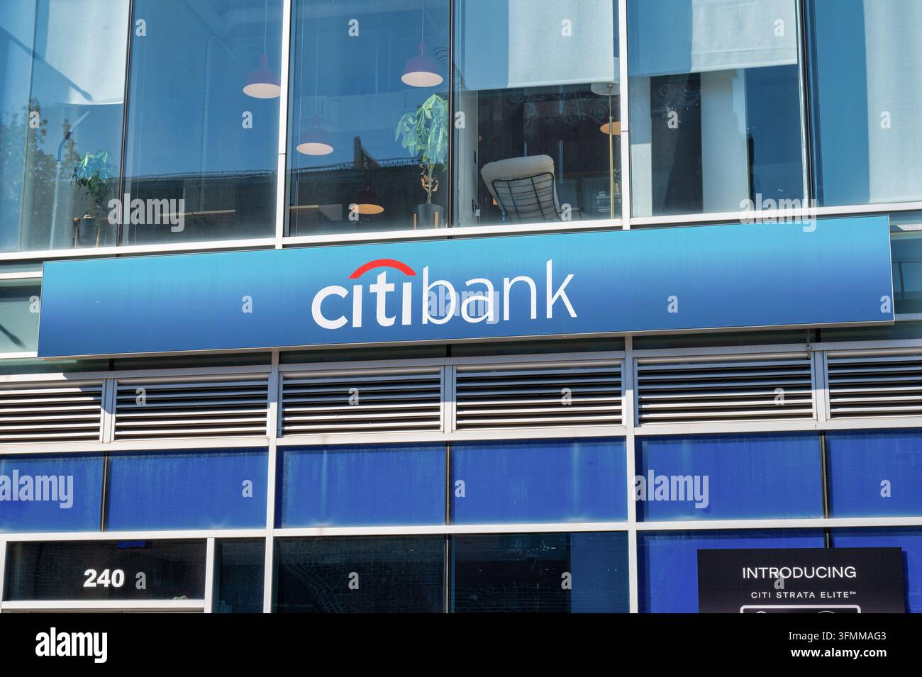 New York, USA - 21 ott. 2025: La facciata della Citibank a Brooklyn, New York. Foto Stock