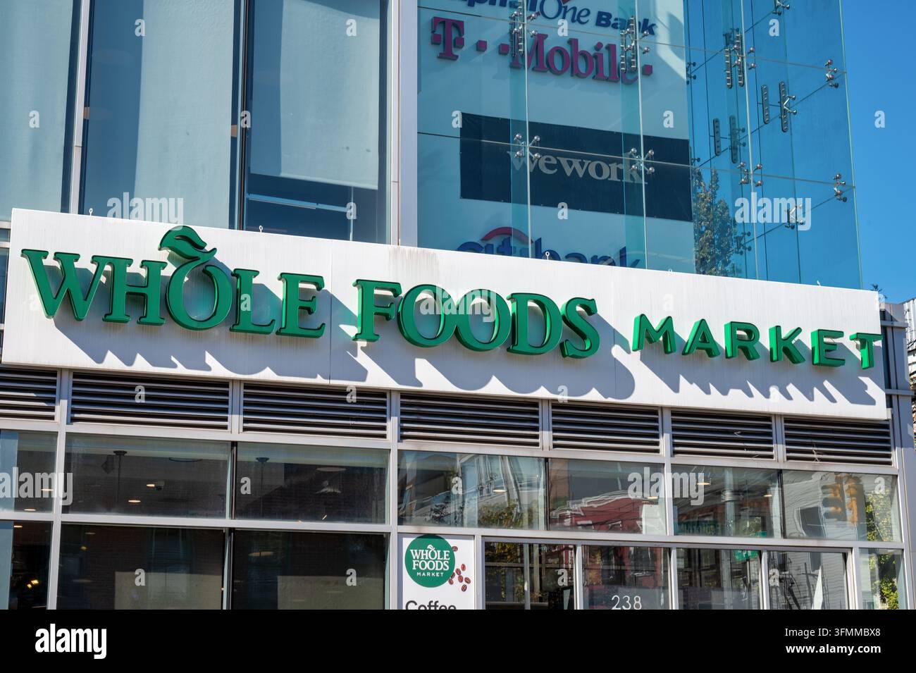 New York, USA - 21 ott. 2025: La facciata del mercato Whole Foods a Brooklyn, New York. Foto Stock