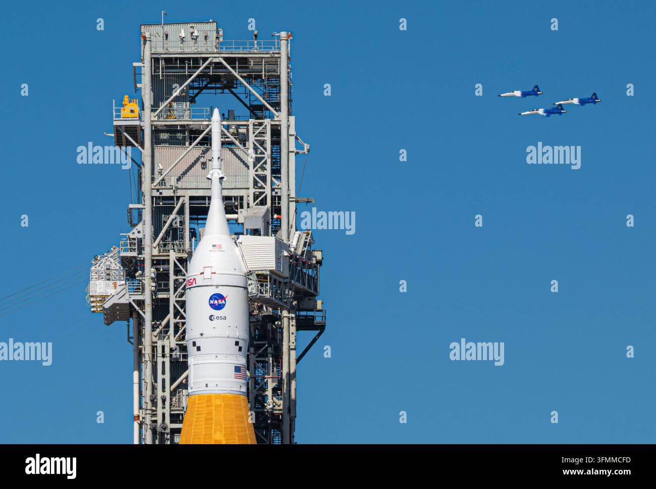 Amministratore Isaacman pilota il suo aereo F-5, Kennedy Space Center, Florida, 8 febbraio 2026 Foto Stock