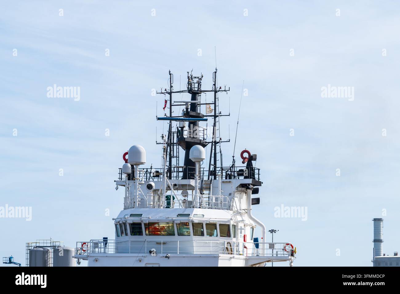 Antenne di comunicazione marina, cupole satellitari e un array radar su un ponte di nave moderno Foto Stock