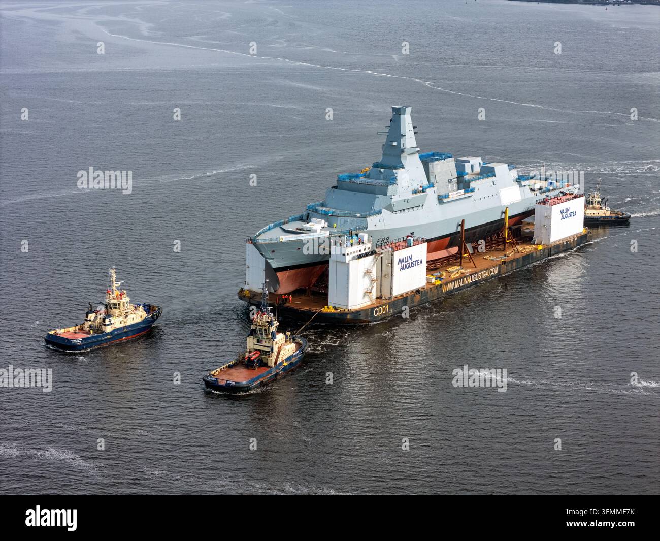 La fregata Tipo 26 HMS Cardiff (F89) su una chiatta semi-sommergibile prima del varo – Settembre 2024. Foto Stock