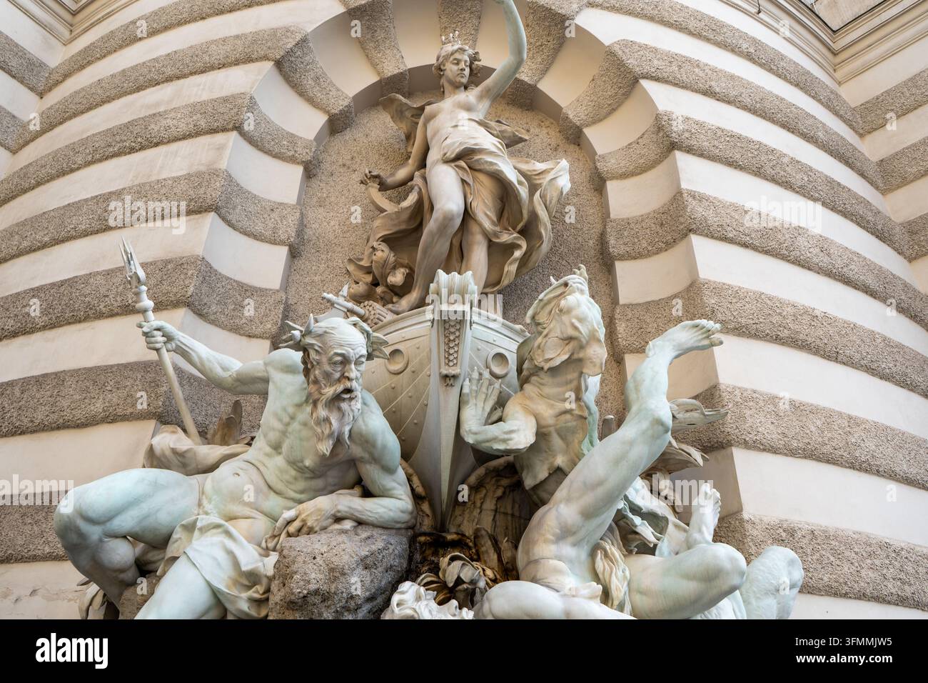 Vienna, Austria - 21 giugno 2026: Dettaglio della scultura della Fontana del Potere del Mare al Palazzo Hofburg in Piazza Michaelerplatz. Fontana del 1893 di Rudolf Weyr a Vienna, Austria. Foto Stock