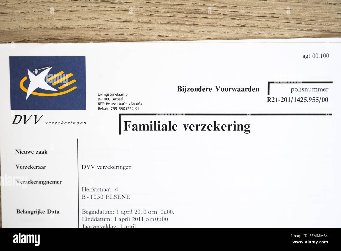 Una polizza assicurativa per l'assicurazione familiare di DVV verzekeringen. Il documento riguarda l'assicurazione di responsabilità civile familiare e la protezione dei privati Foto Stock