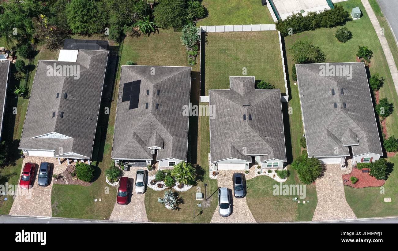 Veduta aerea di case residenziali con vialetti e auto parcheggiate lungo Windward Ranch Boulevard nella contea di St. Johns, Florida, Stati Uniti. Foto Stock