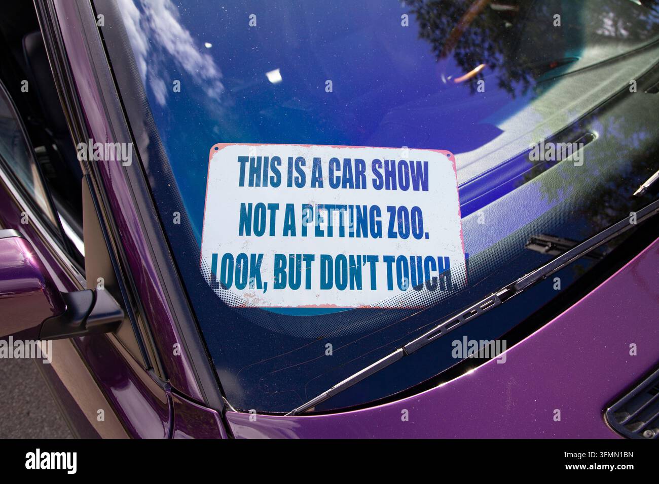 Questo è un salone dell'auto, non uno zoo. Guardate, ma non toccate: cartello di avvertimento di un proprietario di auto cauto sotto il parabrezza di un'auto in un salone dell'auto Foto Stock