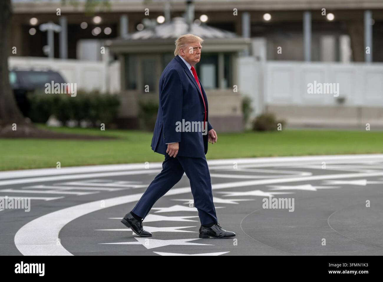 Il presidente Donald J. Trump attraversa l'eliporto della Casa Bianca appena costruito sul South Lawn prima di partire per il Tennessee per assistere alla partita di football universitario NCAA tra i Texas Longhorns e i Tennessee Volunteers, sabato 26 settembre 2026. Immagine gentilmente concessa dalla Casa Bianca. Foto Stock