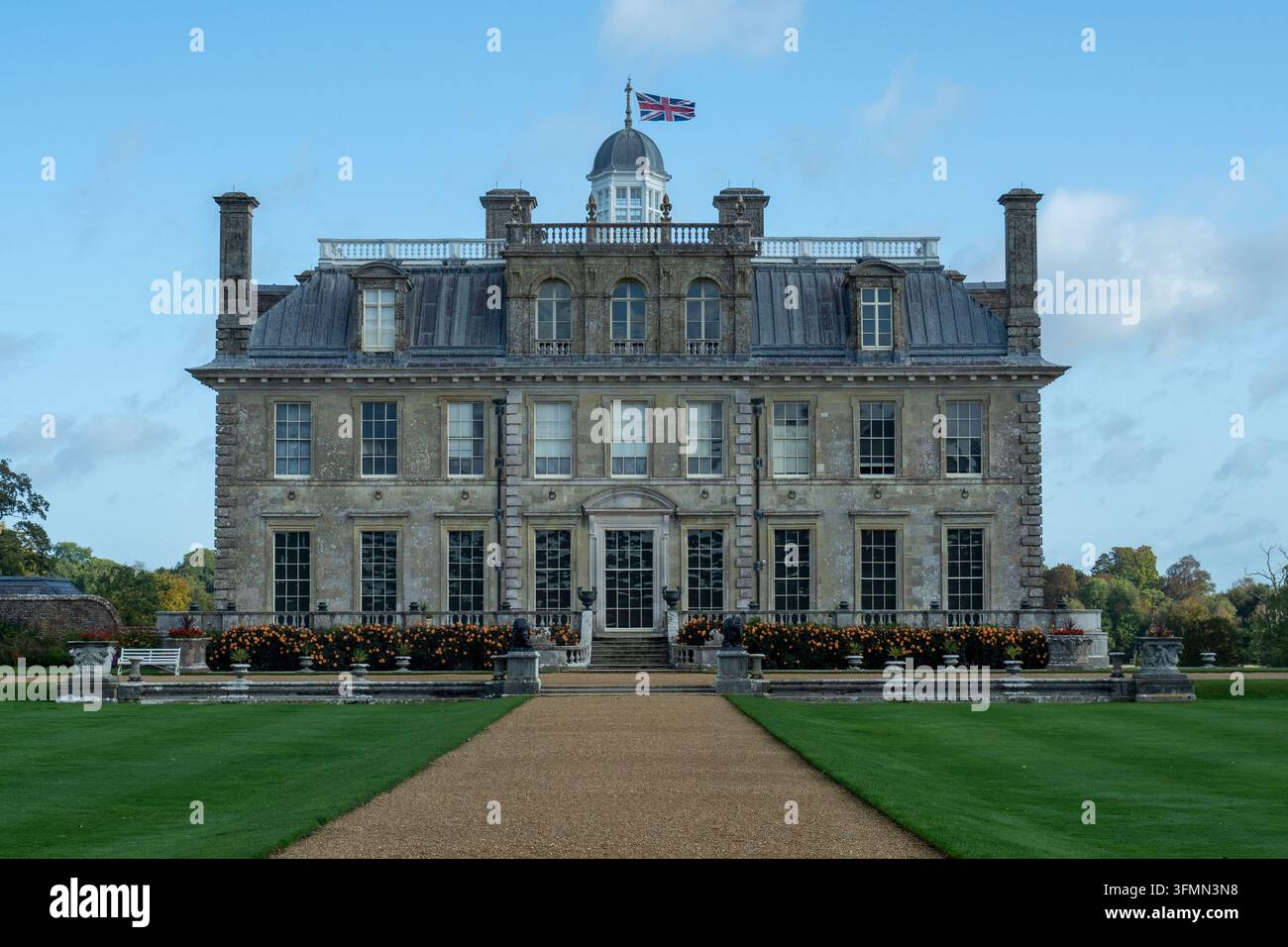 Tadden, Dorset, UK: 10.06.19 - Elegante magione georgiana di Kingston Lacy che si affaccia su prati formali e un vialetto di ghiaia e una facciata in pietra storica. Foto Stock