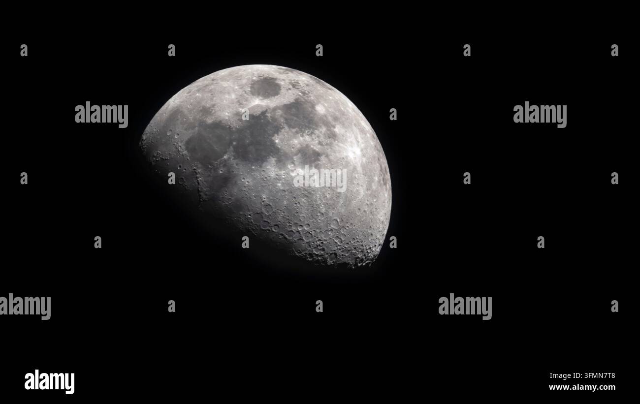 La luna con la pancia crescente, come era il 17 febbraio 2024. Rapporto d'aspetto 16:9 Foto Stock