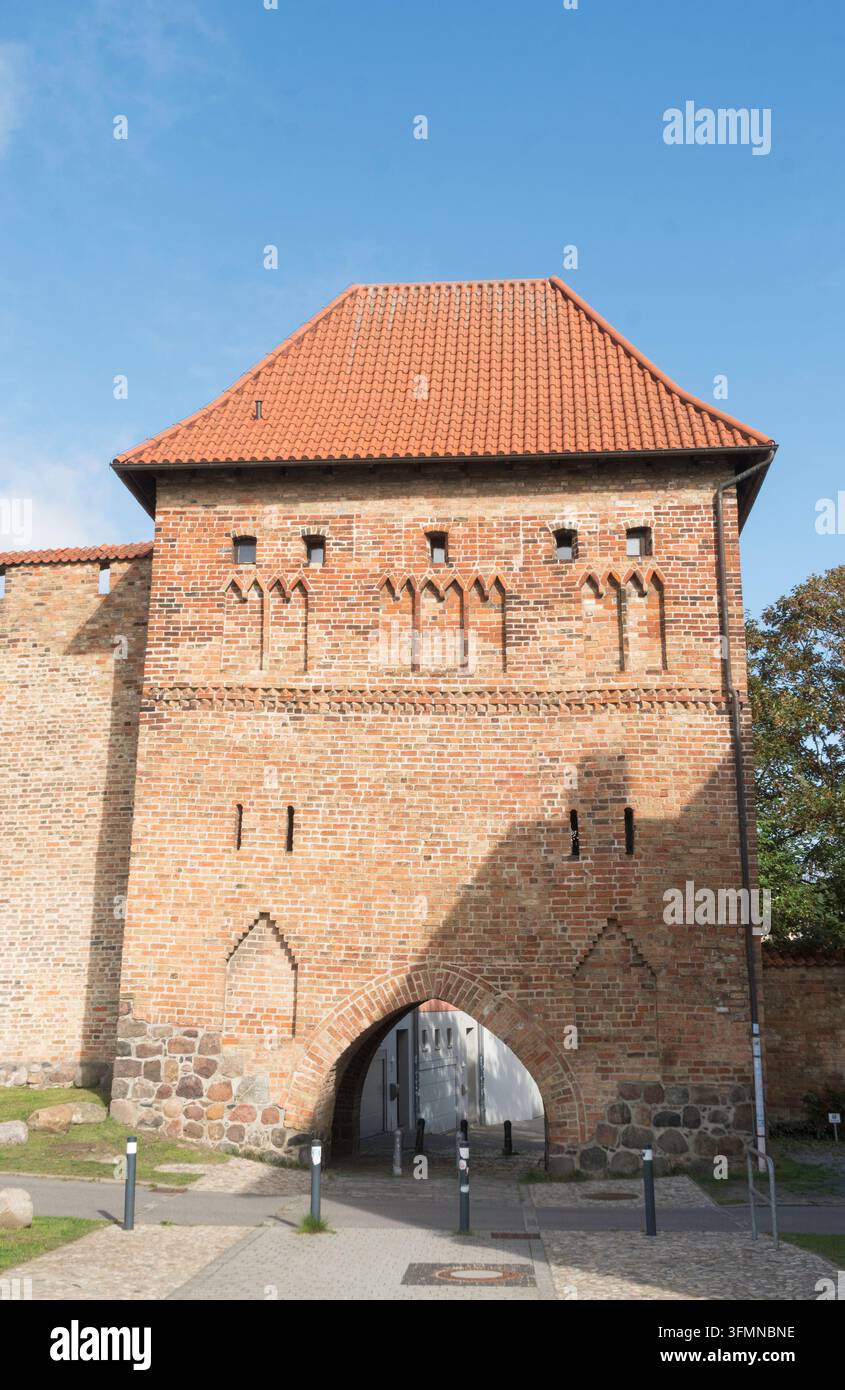 La storica porta del bestiame (Kuhtor) nelle mura della città di Rostock, Germania Foto Stock