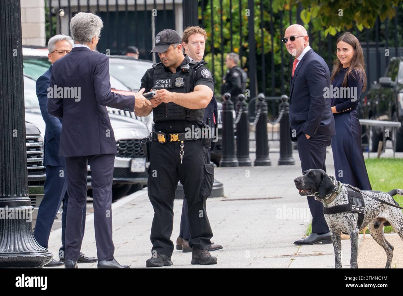 29 settembre 2026, Washington, District of Columbia, Stati Uniti: Jensen Huang (L), CEO di Nvida, Mark Zuckerberg, CEO di Meta, Jeff Bezos, CEO di Amazon attendono che Bill McDermott, CEO di ServiceNow, superi i controlli di sicurezza mentre arrivano alla Casa Bianca per un pranzo con i leader della tecnologia e il presidente Donald Trump il 29 settembre 2026. (Credit Image: © Andrew Leyden/ZUMA Press Wire) USO EDITORIALE SOLO! Non per USO COMMERCIALE! Foto Stock