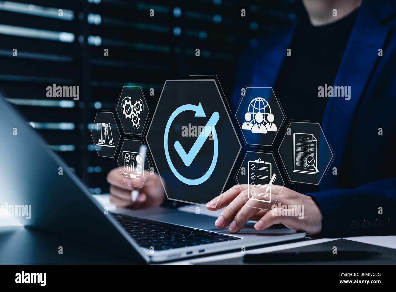 Concetto di gestione dell'assicurazione della qualità e della conformità. Donna d'affari che utilizza un laptop con segno di spunta di approvazione, documenti di audit, icone di flusso di lavoro e analisi Foto Stock