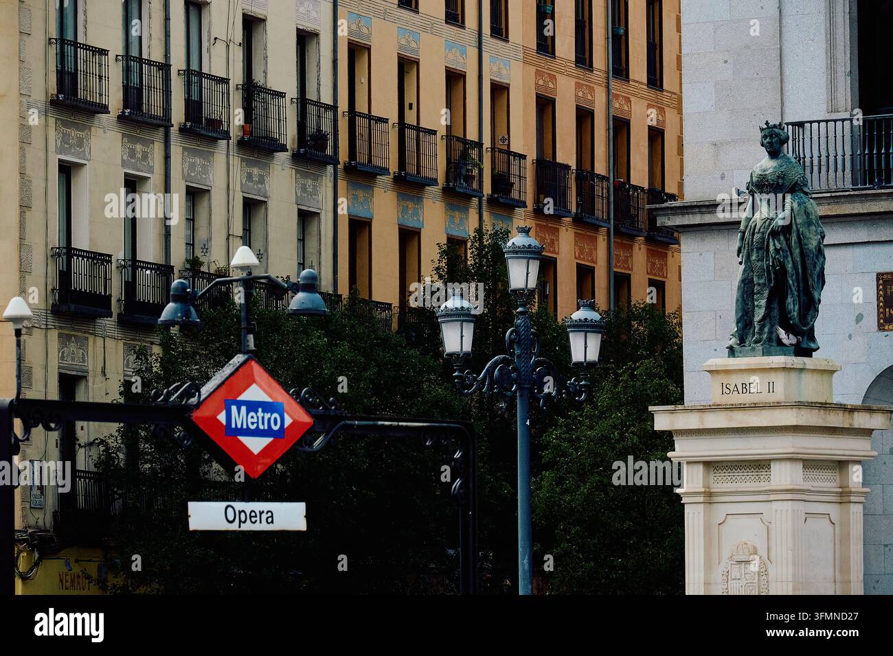 Statua della regina Isabella II e cartello della metropolitana dell'Opera a Madrid, Spagna Foto Stock