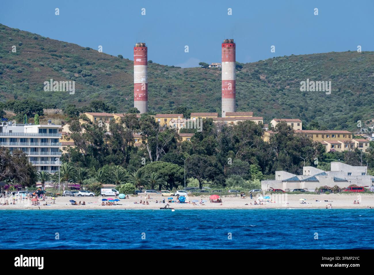 Francia. Corsica. Corsica del Sud. Ajaccio. Le due imponenti ciminiere della centrale termica EDF, che funziona a olio pesante. Presto (2028) b Foto Stock