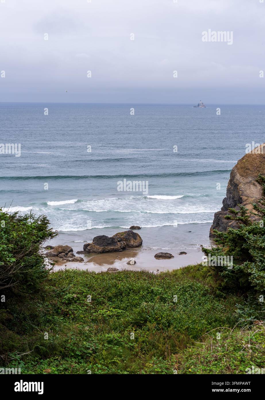 Il faro di Tillamook Rock si trova al largo nell'Oceano Pacifico, visto dalle scogliere costiere dell'Ecola State Park nella contea di Clatsop, Oregon. Foto Stock