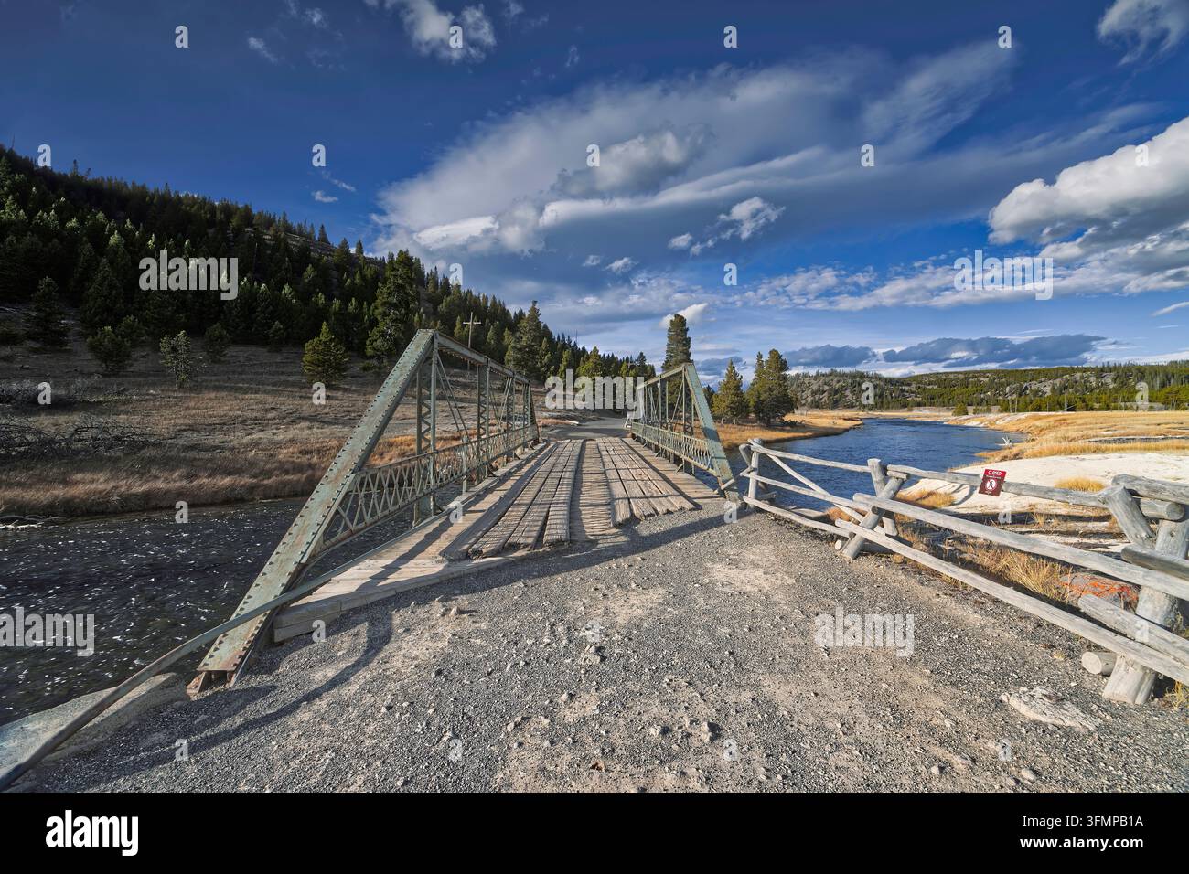 037 Il ponte in acciaio e assi di legno sopra il fiume Firehole all'inizio del sentiero Grand Prismatic Spring Overlook. Yellowstone NP-WY-USA Foto Stock