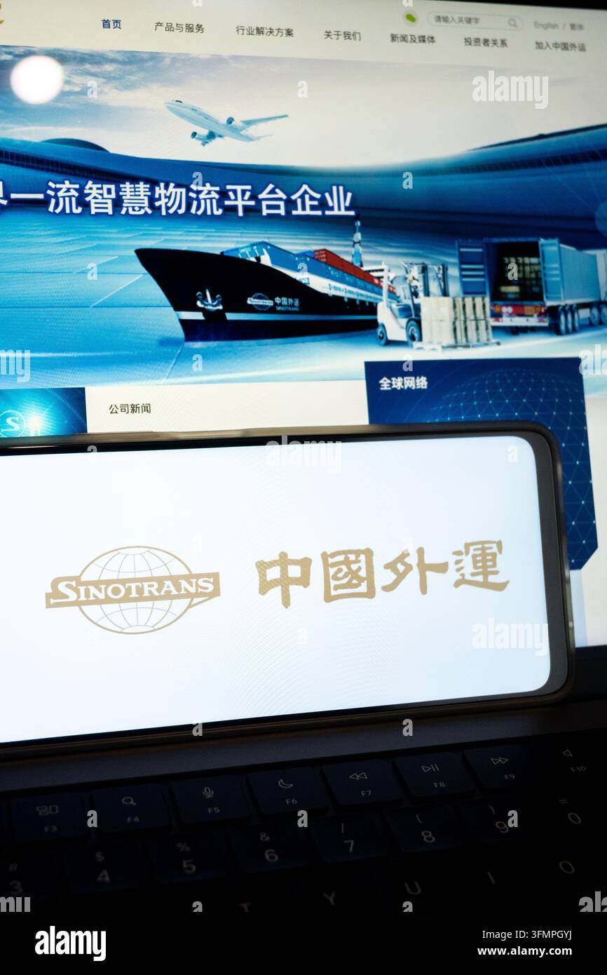 Città del Messico, Messico, 07 01 2026, logo della società Sinotrans visualizzato su un dispositivo mobile con un sito web di logistica sullo sfondo Foto Stock