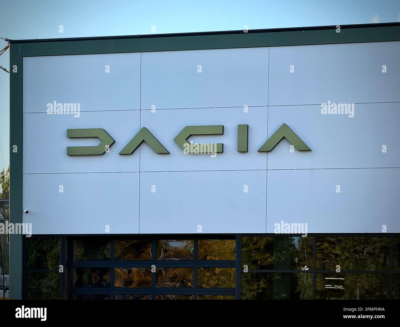 Scatto frontale della facciata di un concessionario ufficiale Dacia con il nuovo marchio geometrico Dacia su pannelli bianchi sopra lo showroom in vetro - Immagine stock catturata con smartphone