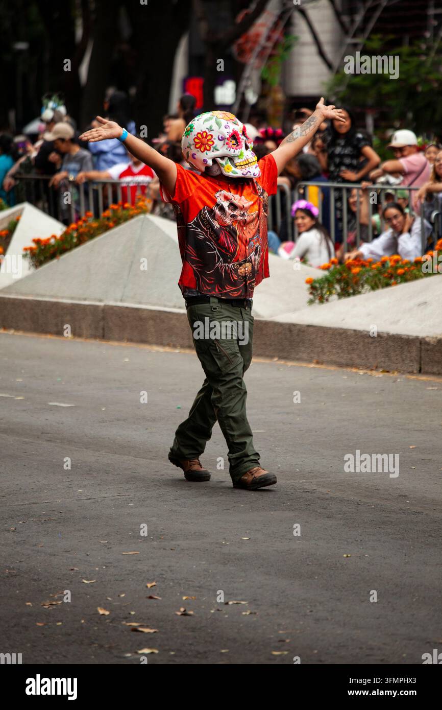 Ciudad de Messico, Messico - 1 novembre 2025: Parata tradizionale del Día de Muertos (giorno dei morti) nella capitale messicana Foto Stock