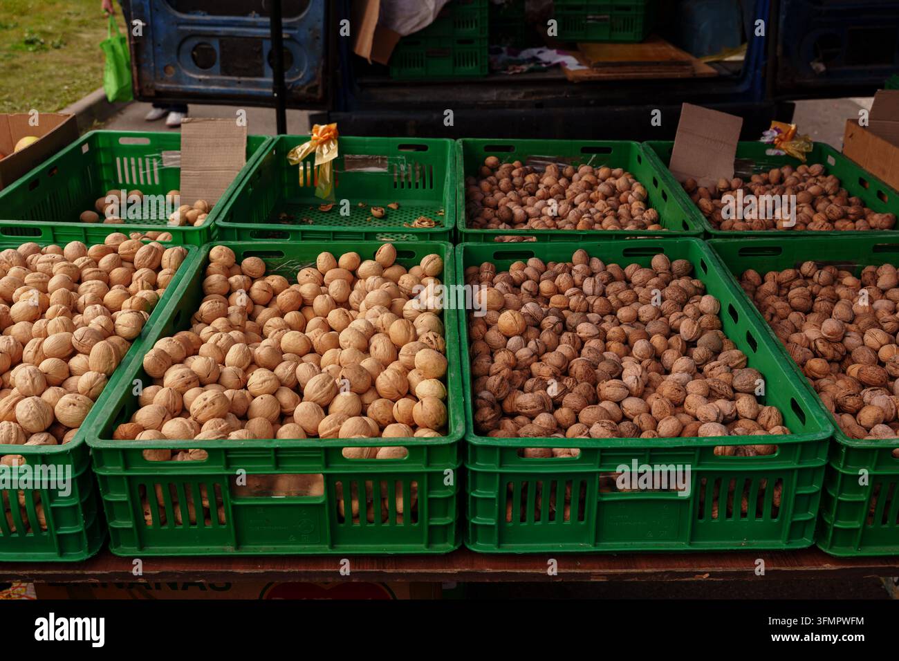 Noci in scatole a una bancarella del mercato autunnale. Il concetto di vendita al dettaglio alimentare stagionale, preparazione delle scorte invernali, approvvigionamento alimentare domestico Foto Stock