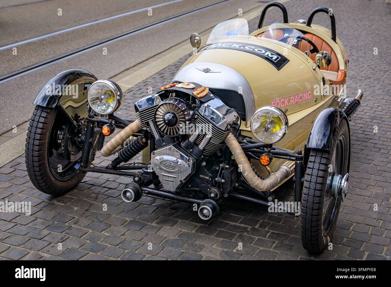 Zurich, Svizzera - 6 luglio 2024: Roadster vintage Morgan a tre ruote con motore V doppio esposto e fari rotondi su una strada acciottolata Foto Stock