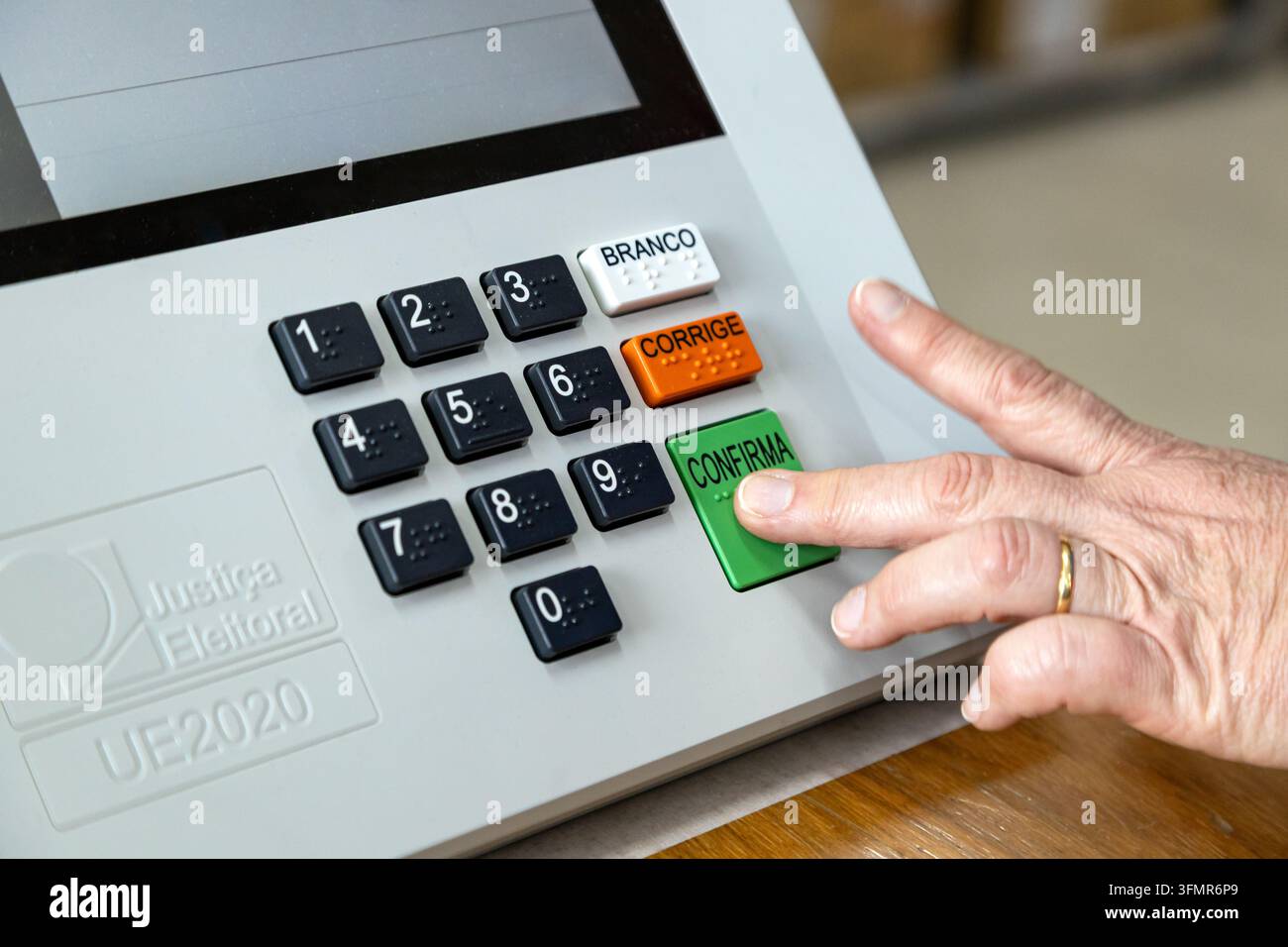 Caxias do Sul, RS, Brasile - 23 set. 2026: Persona che vota su una macchina elettorale elettronica Foto Stock