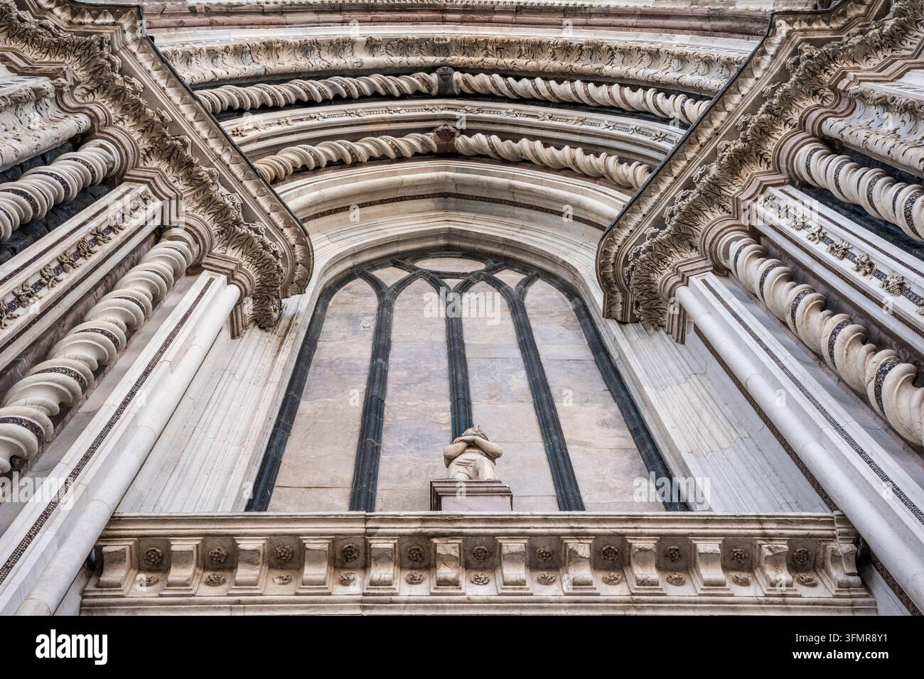 Colonne di marmo intagliate in modo intricato e dettagli scultorei sulla facciata della Cattedrale di Orvieto, Orvieto, Umbria, Italia Foto Stock