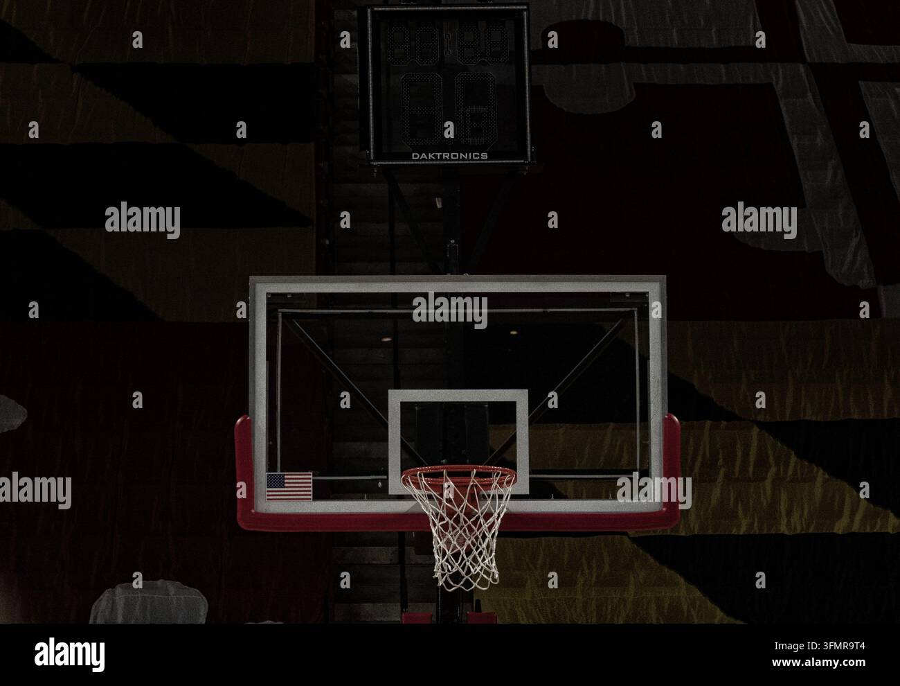 Un canestro da basket per interni in stile professionale con un tabellone di vetro, imbottitura rossa lungo il fondo e i lati Foto Stock