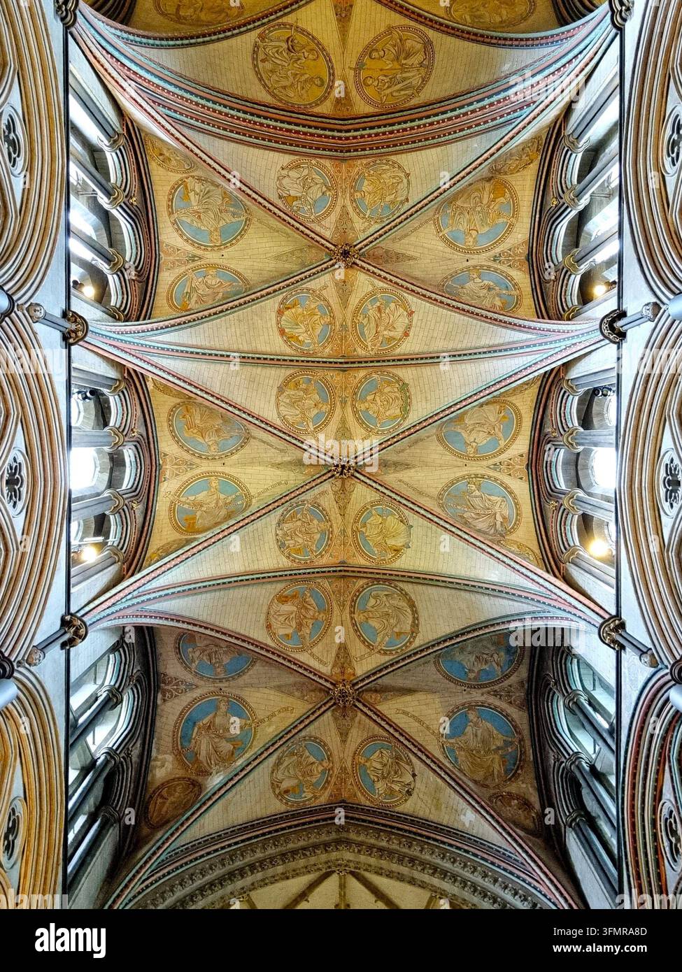 Volta a crociera gotica dipinta nella famosa cattedrale di Salisbury, Wiltshire, Regno Unito Foto Stock