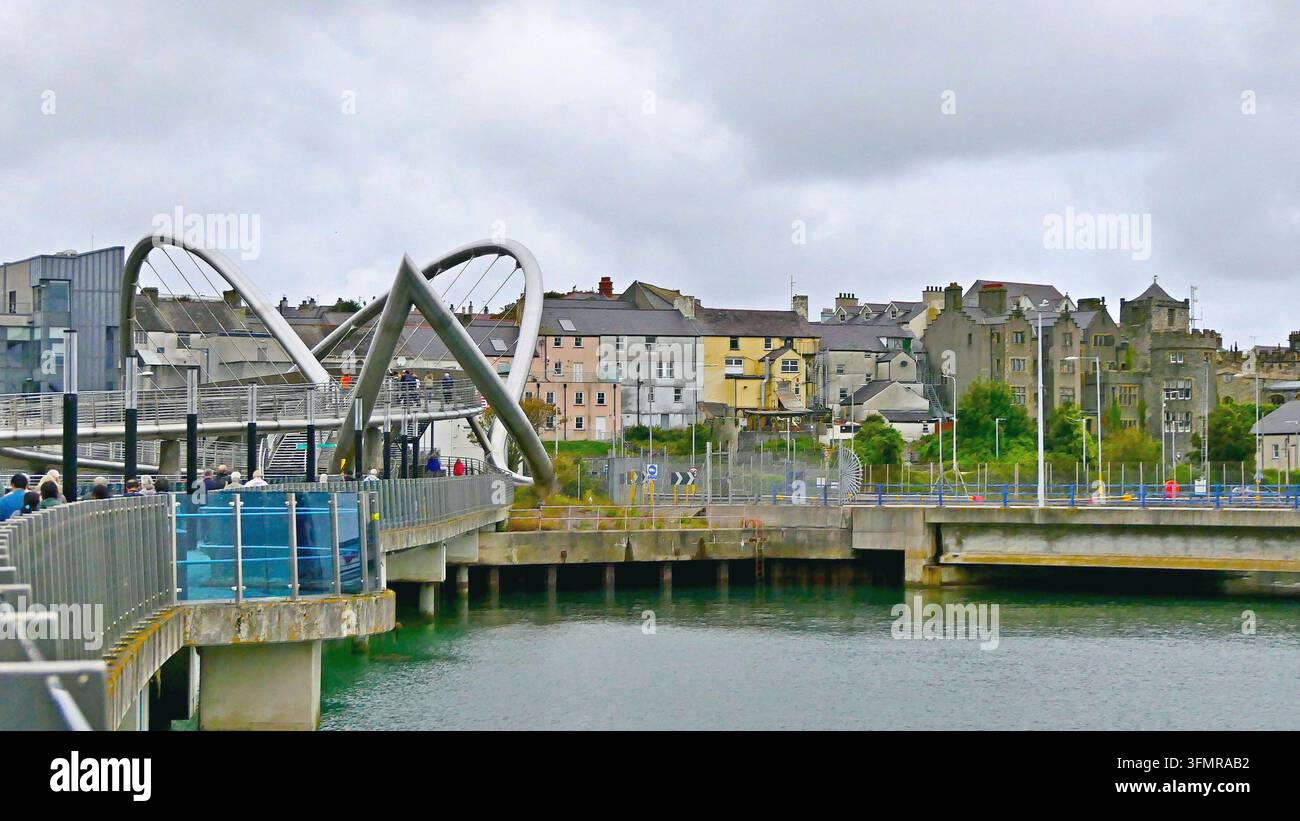 Vista del ponte Celtic Gateway e delle case storiche in una giornata nuvolosa a Holyhead, Galles, Regno Unito Foto Stock