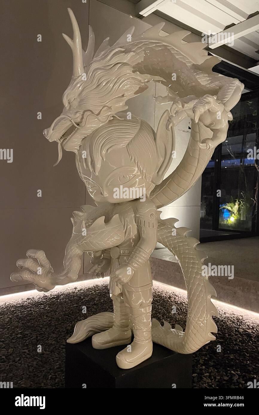 Scultura decorativa di drago esposta all'interno dell'Automobiel Cafe a Kota Lama Semarang, Giava Centrale, Indonesia, il 7 giugno 2026 Foto Stock