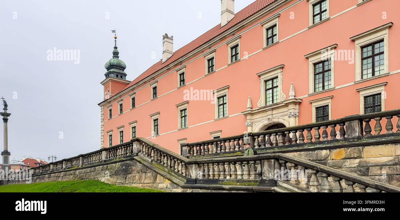 Balustrada in pietra e scale che portano al Castello Reale di Varsavia, Polonia - Varsavia, Polonia - 26 gennaio 2023 Foto Stock