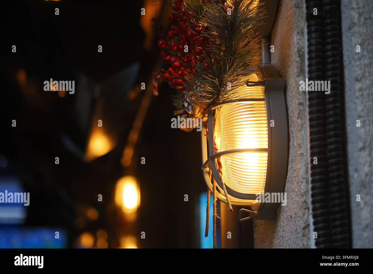 Apparecchio di illuminazione con decorazioni in uno spazio interno buio Foto Stock