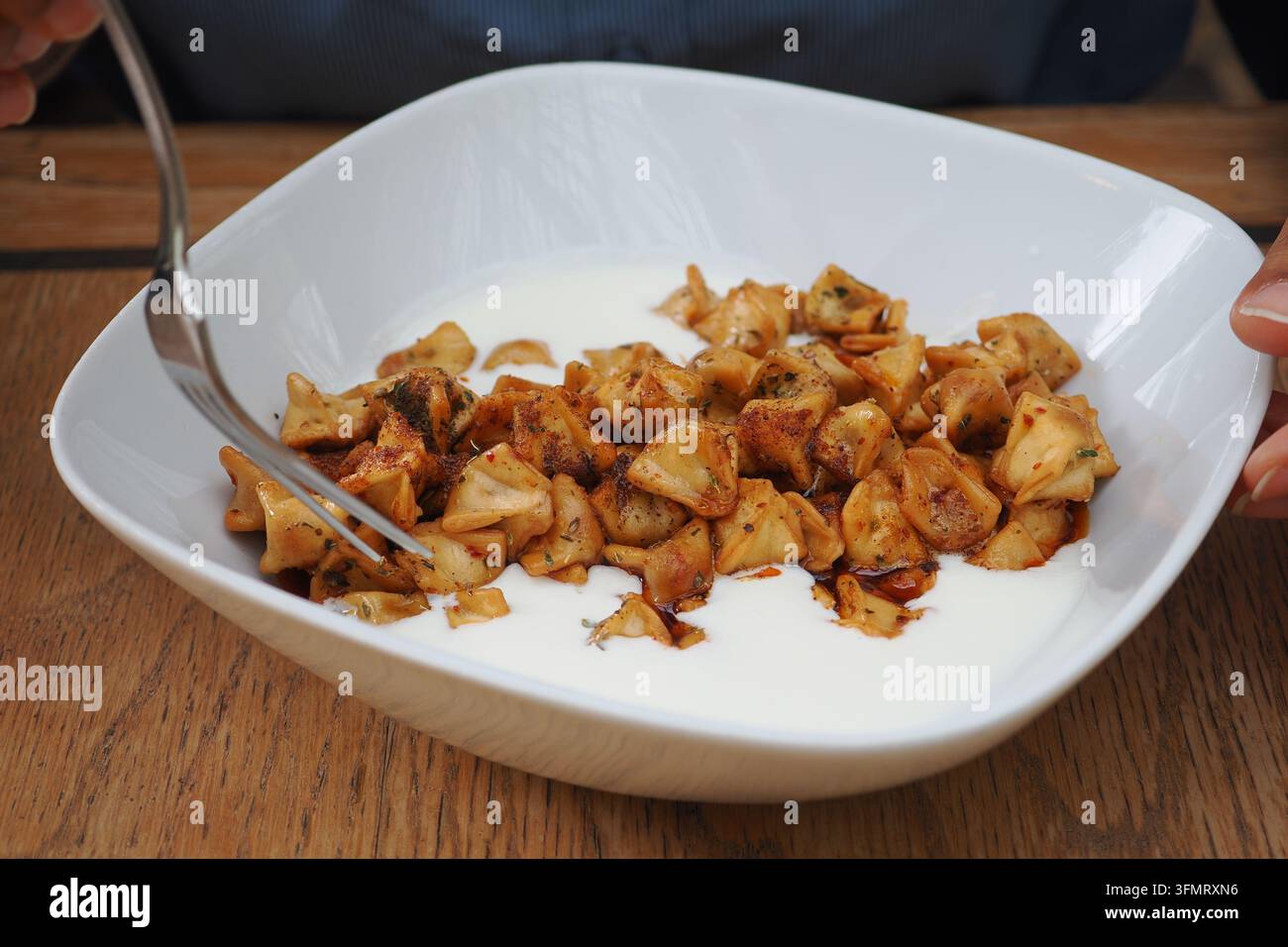 Piccoli ravioli ripieni di carne in stile turco in una ciotola Foto Stock